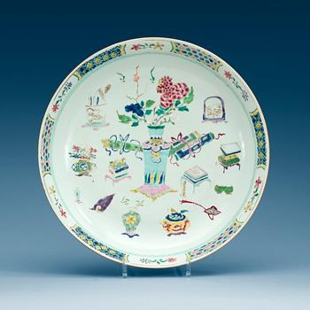 1715. A famille rose serving dish, Qing dynasty, 18th Century.