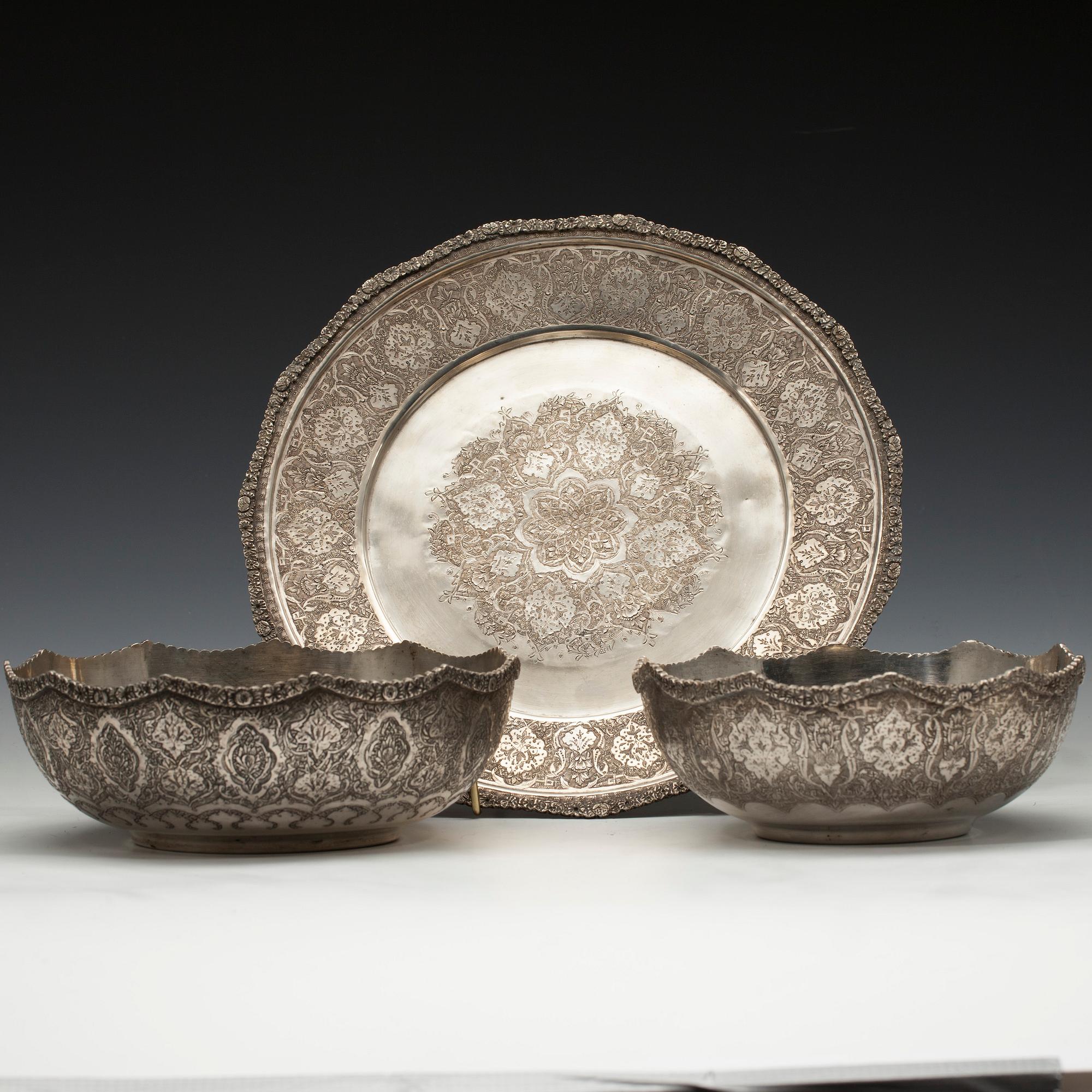 SKÅLAR, 2 st, och FAT, silver, Persien, 1900-tal. Vikt ca 1175 g.