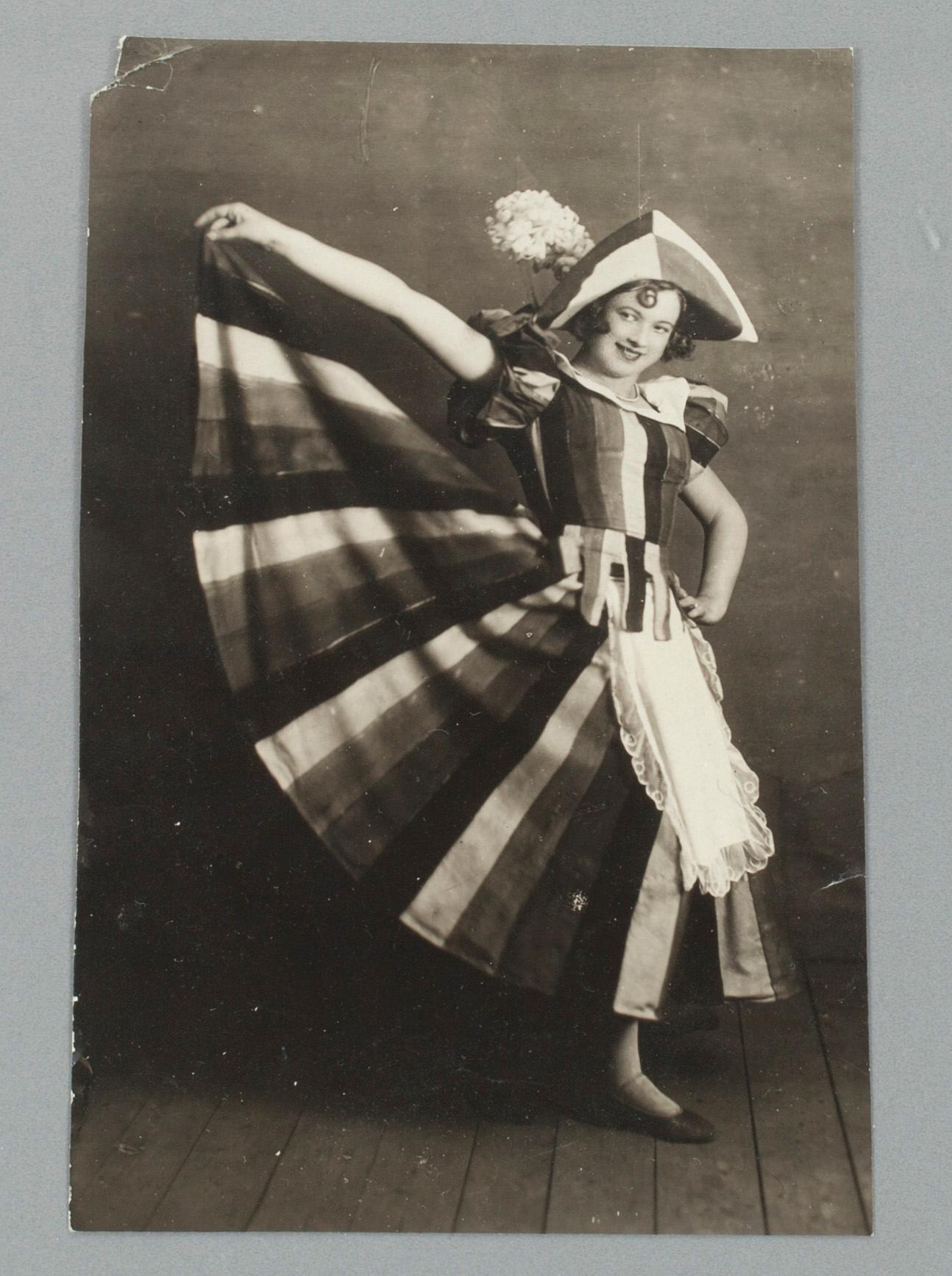FOTOGRAFIER, 3 st, Ryssland 1900-talets början FOTOGRAFIER, 2 st, Sovjet 1900-talets senare hälft.