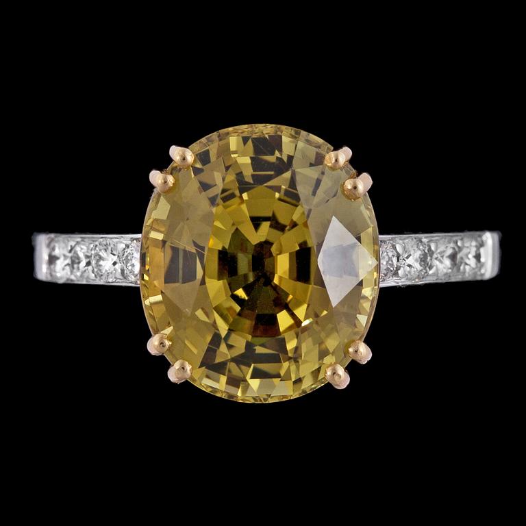 A yellow chrysoberyll and brilliant cut diamond ring, tot. app. 0.20 cts.