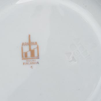 Liemikulhoja, 13 kpl, aluslautasilla, posliinia, Arabia, 1932-49.