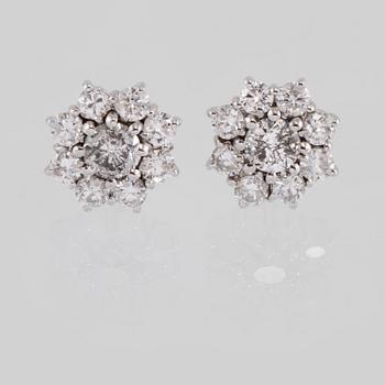 ÖRHÄNGEN, 18K vitguld med 2 större briljantslipade diamanter 0.83 och små briljantslipade diamanter 1.30 ct. Vikt 4 gram.