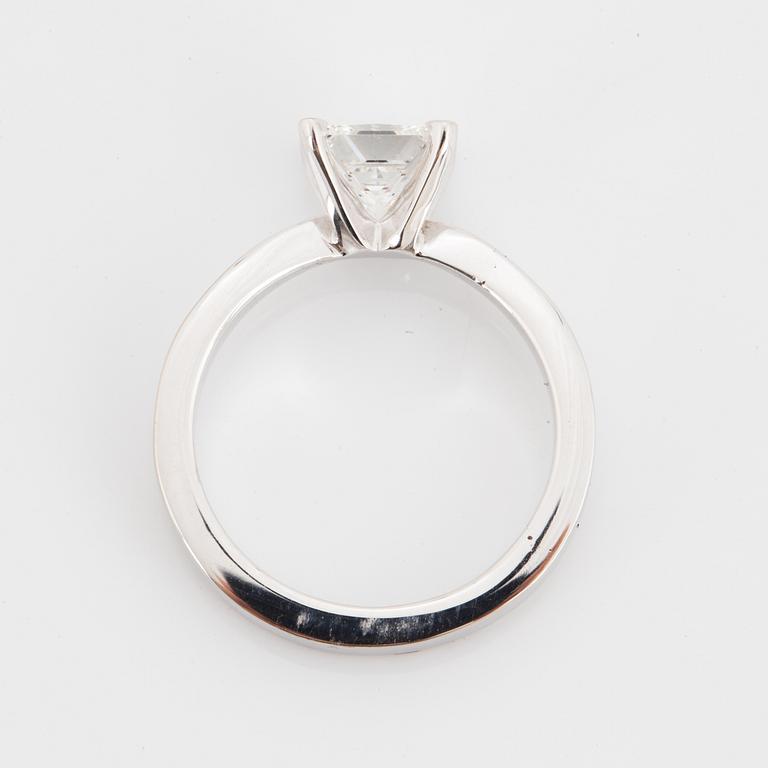 RING vitguld med princesslipad diamant 0.77 ct med certifikat.