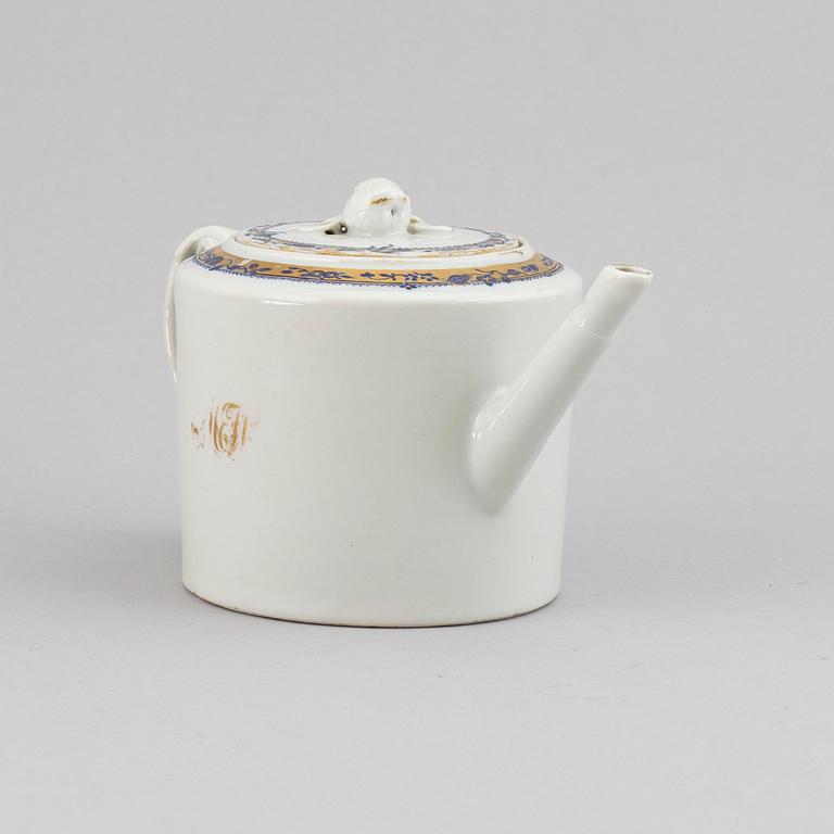 A blue and white teapot with cover, Qing dynasty, Jiaqing (1796-1822).