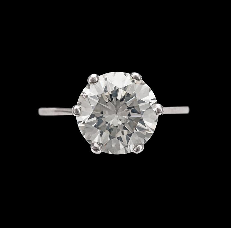A brilliant cut diamond ring, 5.50 cts.