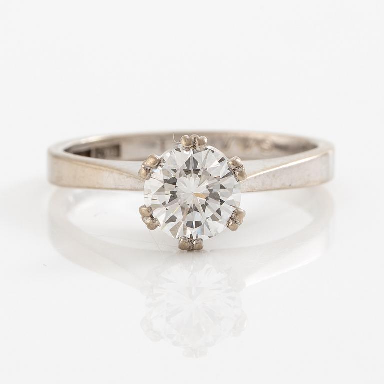 Ring 18K vitguld med en rund briljantslipad diamant.