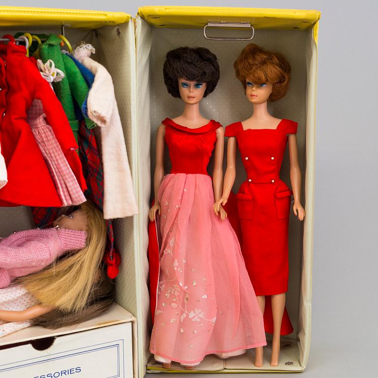 Barbie (4 st) och Skipper (2 st) samt Ken (2 st) i garderober med kläder, Mattel, 1960-tal
För värdering och försäljning.