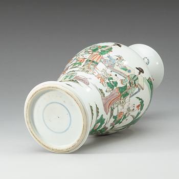 A famille verte vase, Qing dynasty, 19th Century.