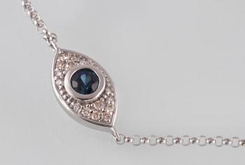 ARMBAND, 18K vitguld med briljantslipade diamanter ca 0.09 ct samt fasettslipad blå safir ca 0.18 ct Vikt 1,5 gram.