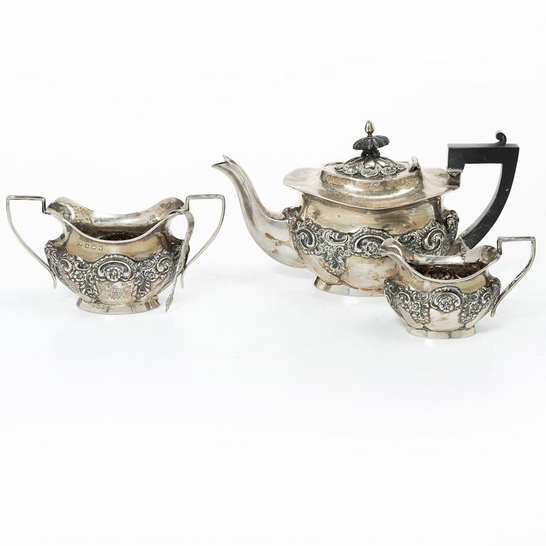 An English silver tea pot, sugar bowl and cream jug, Birmingham,  1904–1906.