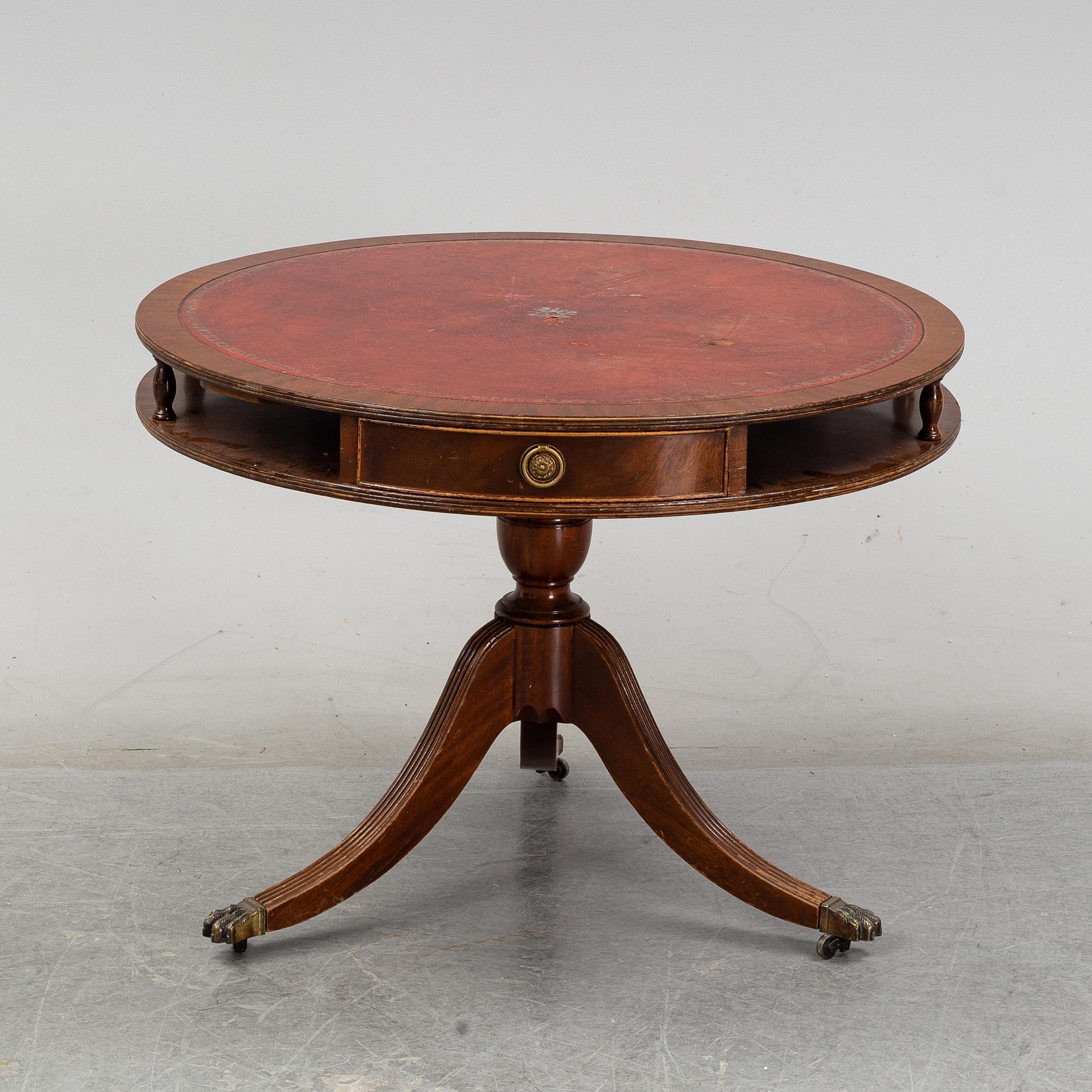 A mahogany carousel table, first half of the 20th Century.