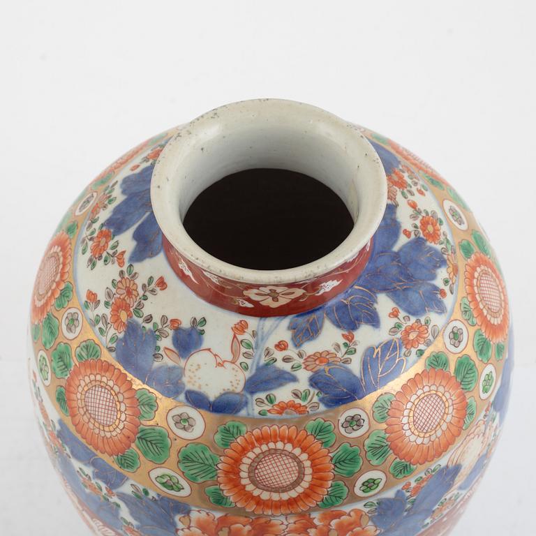 A porcelain vase, Japan, 19th century.