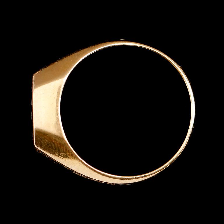 RING, 18 k guld med safir. Vikt med sten ca 11 gram.
