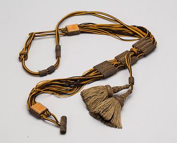 KARTUSCHLÅDA med KARTUSCHREM, MIDJEBAND, DEKORBAND.