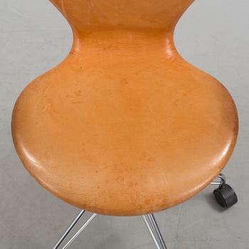 ARNE JACOBSEN, a 'Seven' leather upholstered swivel chair from Fritz Hansen, 2003.