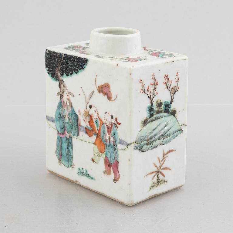 A famille rose tea caddy, Qing dynasty, 19th century.