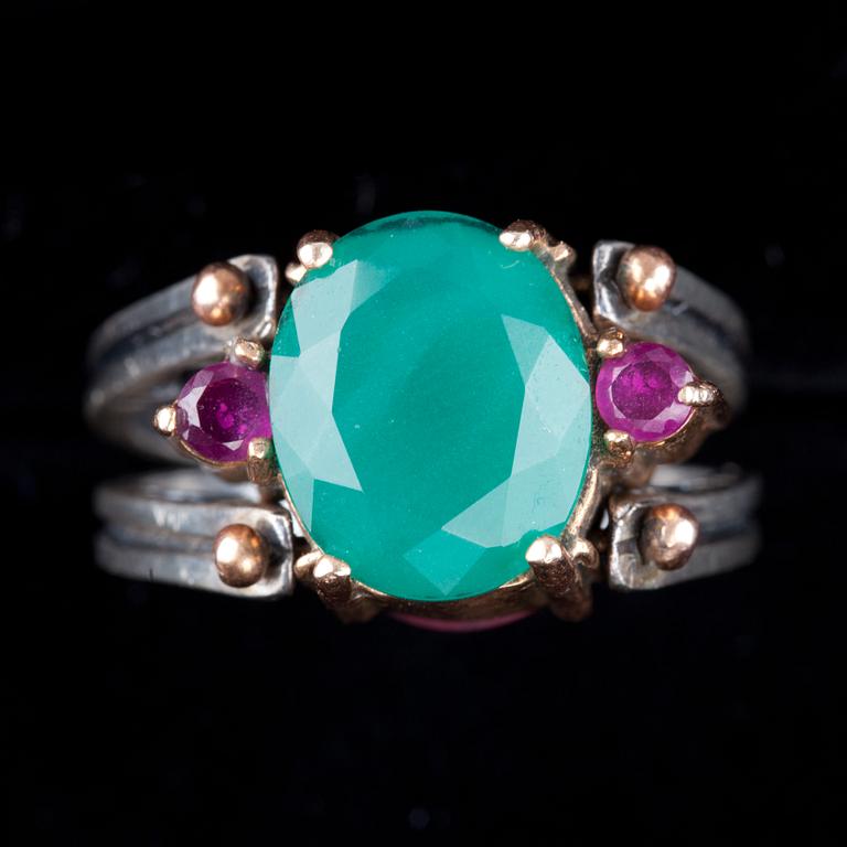 RING, silver med gröna och röda fasettslipade stenar. Vikt ca 10 g.
