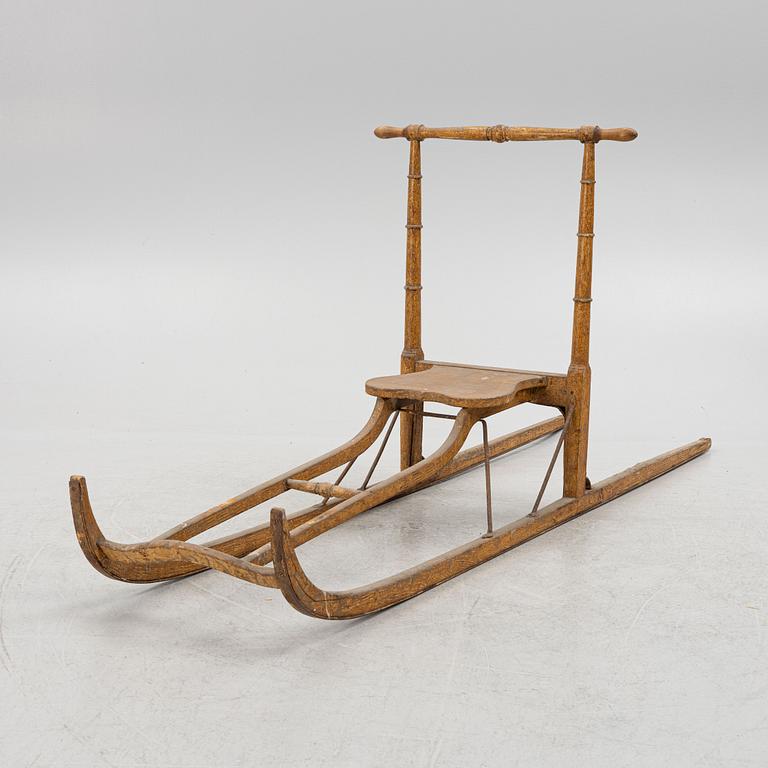 A wooden kicksled, around 1900.