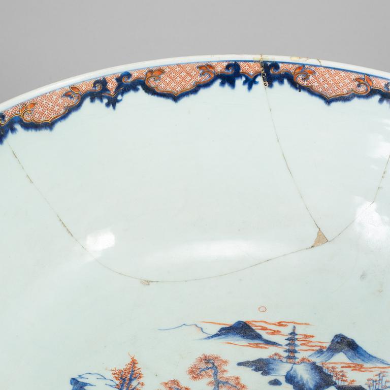 A large imari punch bowl, Qing dynasty, 18th Century.