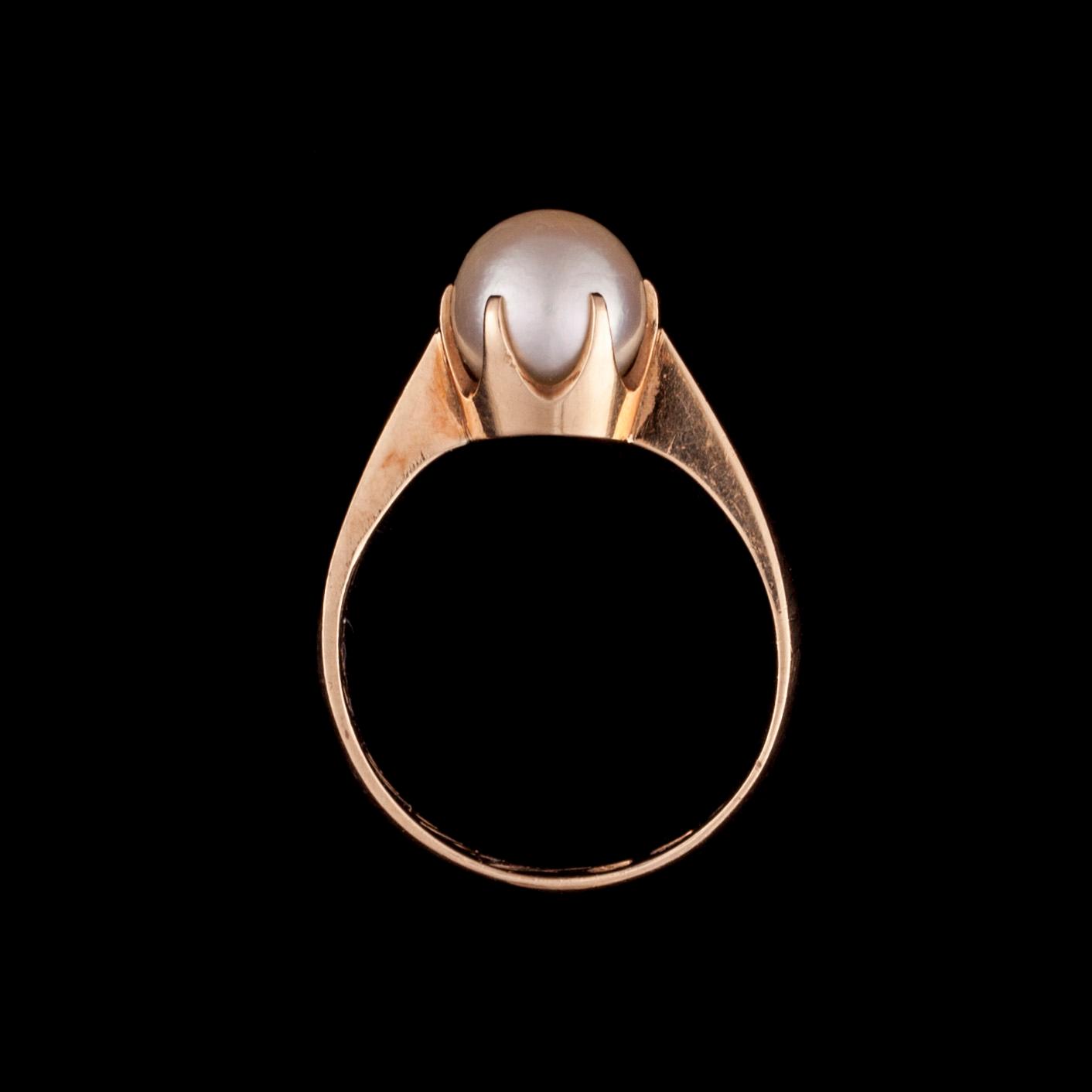RING, 14K guld, pärla. Helsingfors, 1964. Vikt ca 3,7 g.