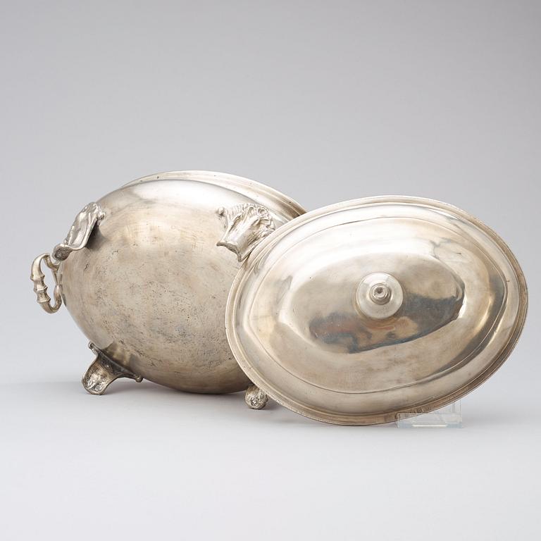 A Rococo pewter tureen with cover by L. Lundwall, master in Jönköping 1761.