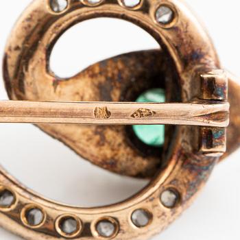 Brosch i form av en orm 18K guld och silver med en fasettslipad smaragd och rosenslipade diamanter, viktoriansk.
