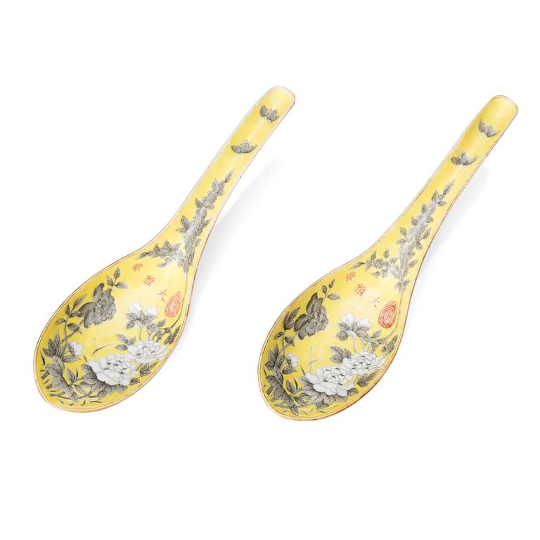 A pair of yellow glazed Dayazhai marked spoons, Qing dynasty, circa 1900.