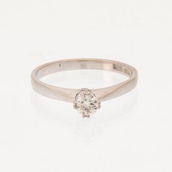 Ring solitär 18K vitguld med en rund briljantslipad diamant.
