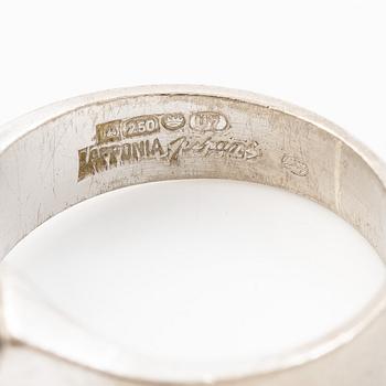 Ring by Juhani Linnovaara, 18K white gold with brilliant-cut diamond. Lapponia 1973.