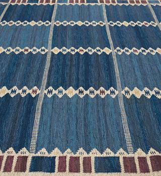 Barbro Nilsson, MATTA, "Salerno blå med enkel bård", rölakan, ca 259,5 x 203,5 cm, signerad AB MMF BN.