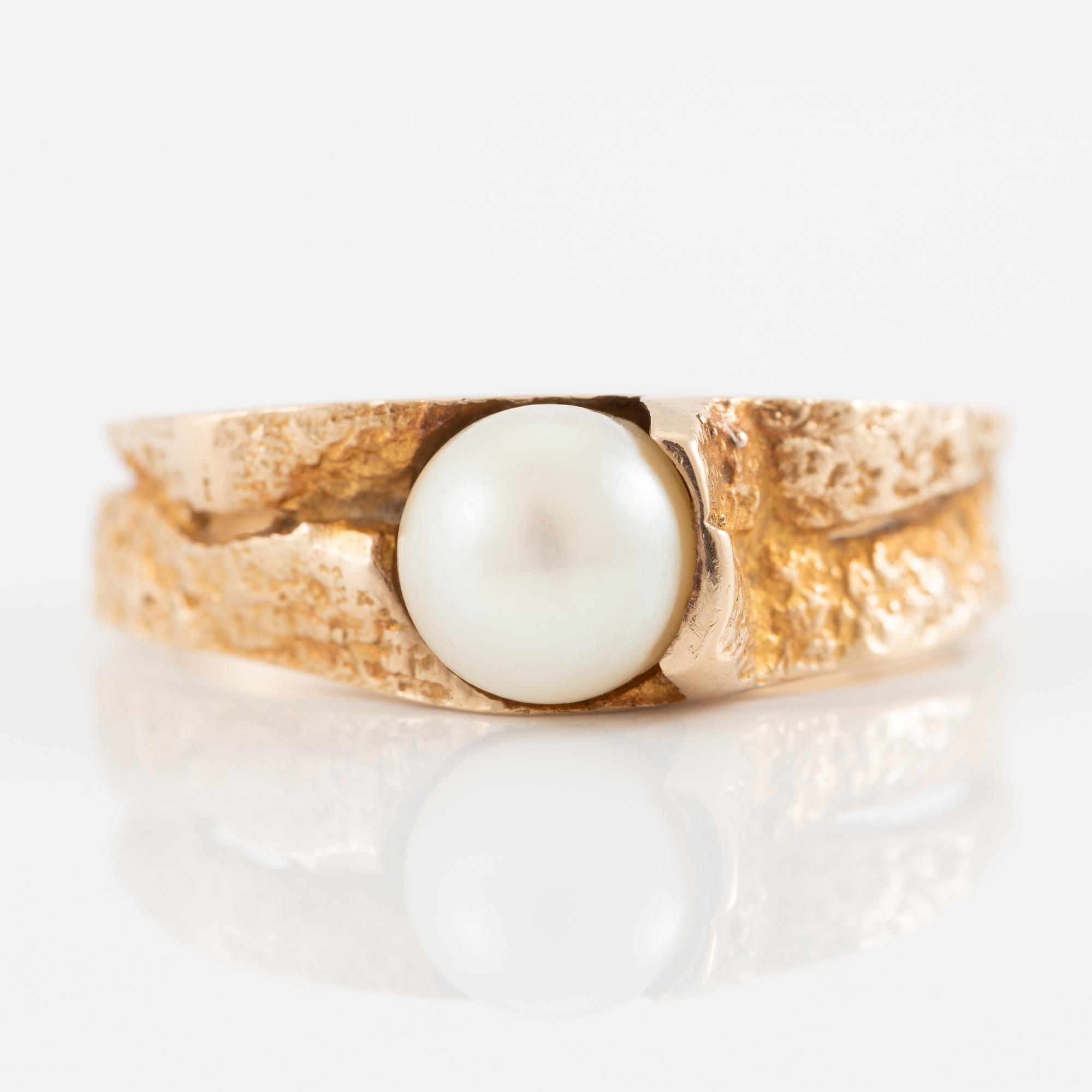 Björn Weckström, ring, 14K gold with cultured pearl, Finland 1971.