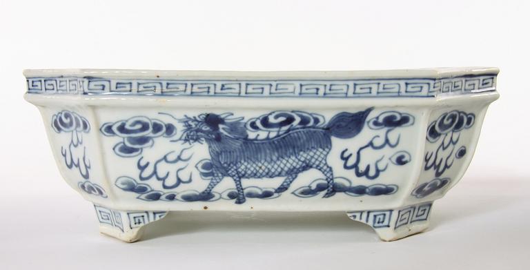 JARDINIERER, ett par, porslin, Kina, sen Qing.