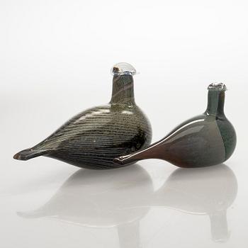 Oiva Toikka, Two glass birds, signed O. Toikka Nuutajärvi.