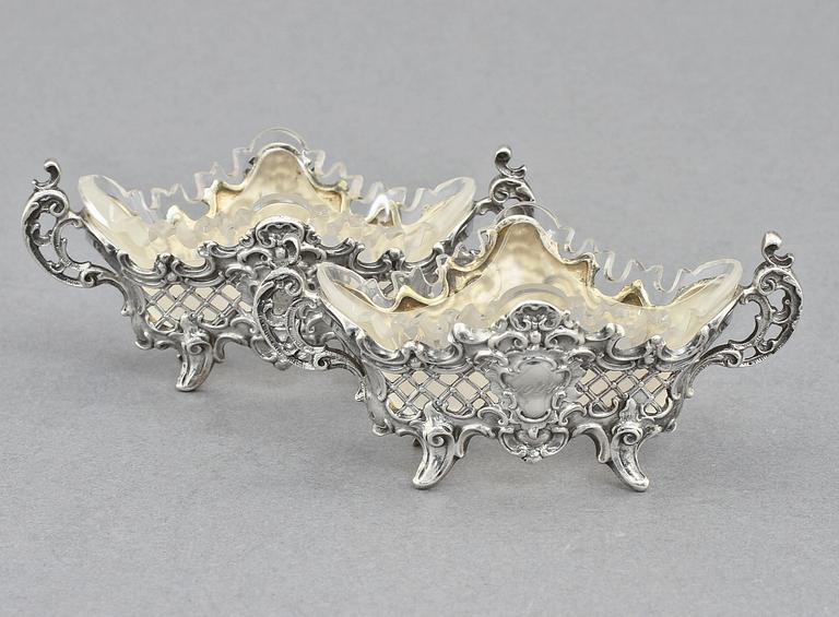 SALTKAR, silver, ett par, nyrokoko, ryska importstämplar, omkring sekelskiftet 1900. V 50 g.