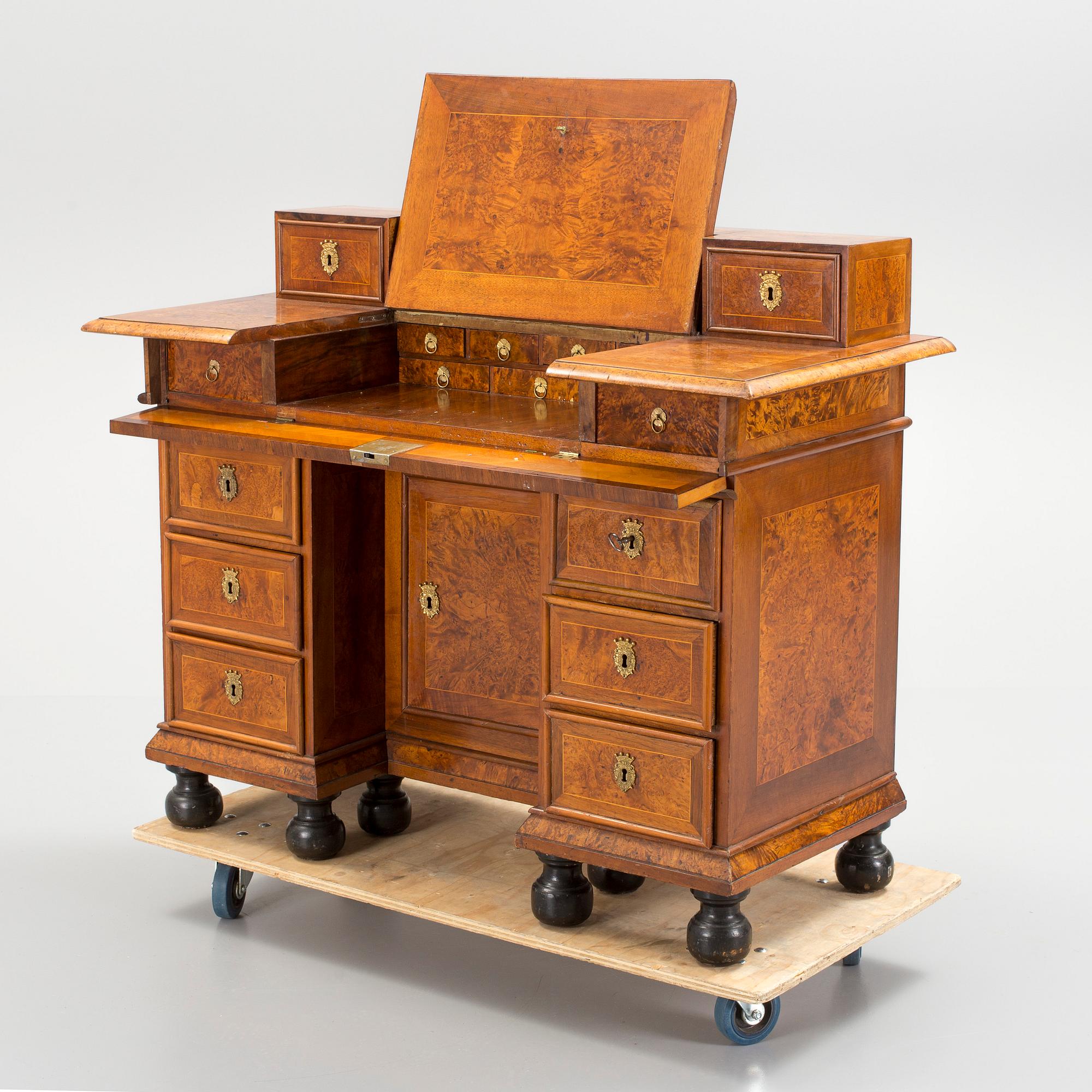 SKRIVBORD MED UPPSATS, barock, 1700-tal.