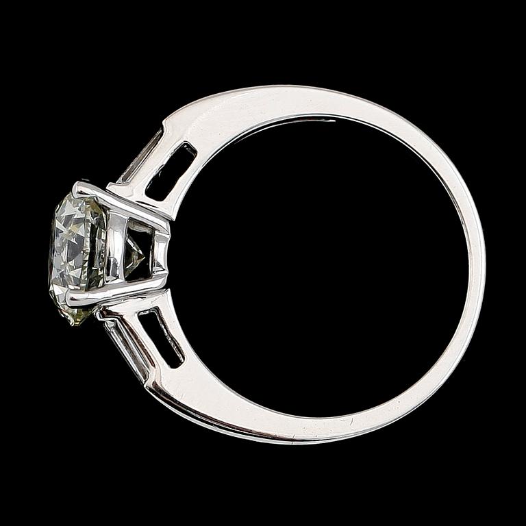 RING, 18 k vitguld, briljantslipad diamant ca 2.40 ct, samt 2 baguetteslipade diamanter tot ca 0.20 ct.