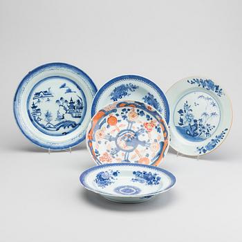 TALLRIKAR, 5 st, porslin, Kina mestadels Qianlong (1736-95).