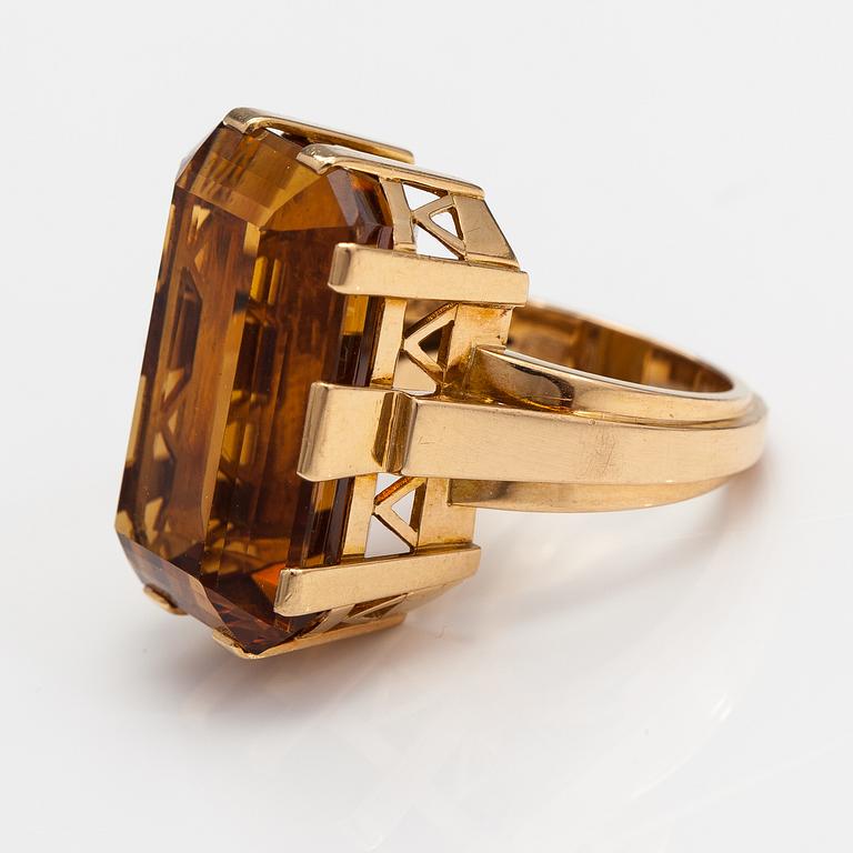 Oskar Pihl, An 18K gold cocktail ring with a citrine. A Tillander, Helsinki 1954.