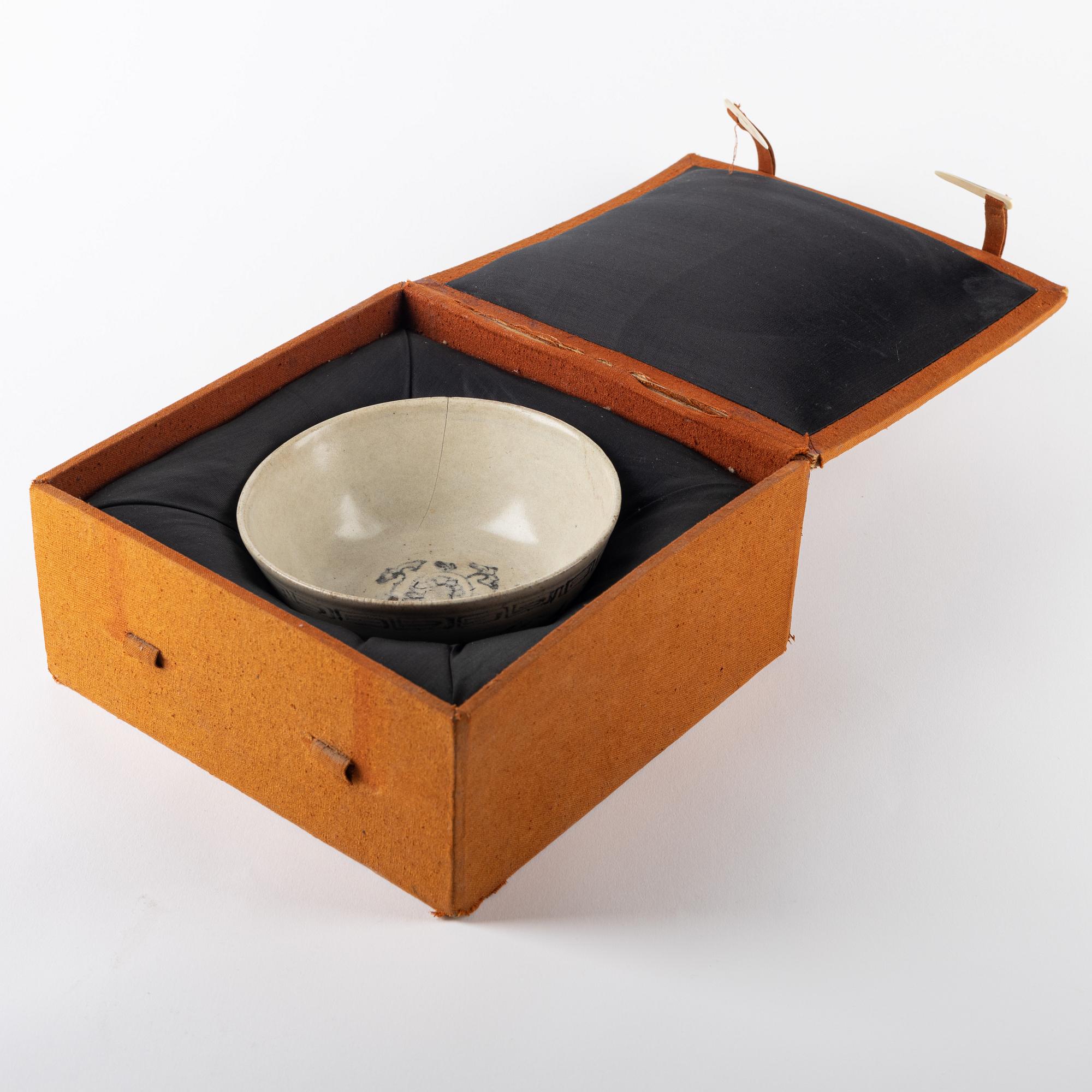 Skål, porslin. Sydostasien, 14/1500-tal.