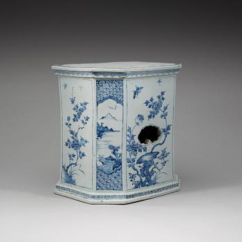 A rare large blue and white plinth/garden seat, Qing dynasty, Kangxi (1662-1722).