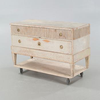 A gustavian chest of drawers from the first half of the 20th century.