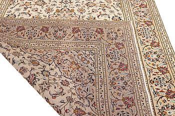 A Kashan carpet, a. 295 x 197 cm.