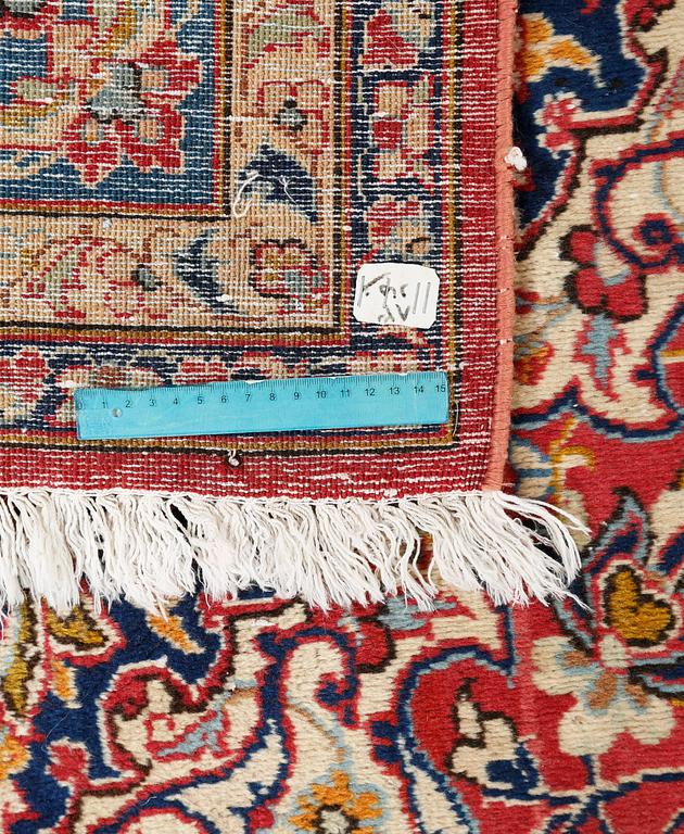 A rug, probably Najafabad, 364 x 254 cm.