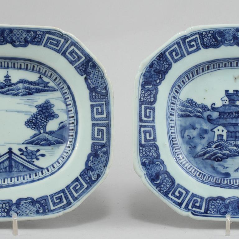 STEKFAT, 2 st, porslin, Kina, 1700-tal.