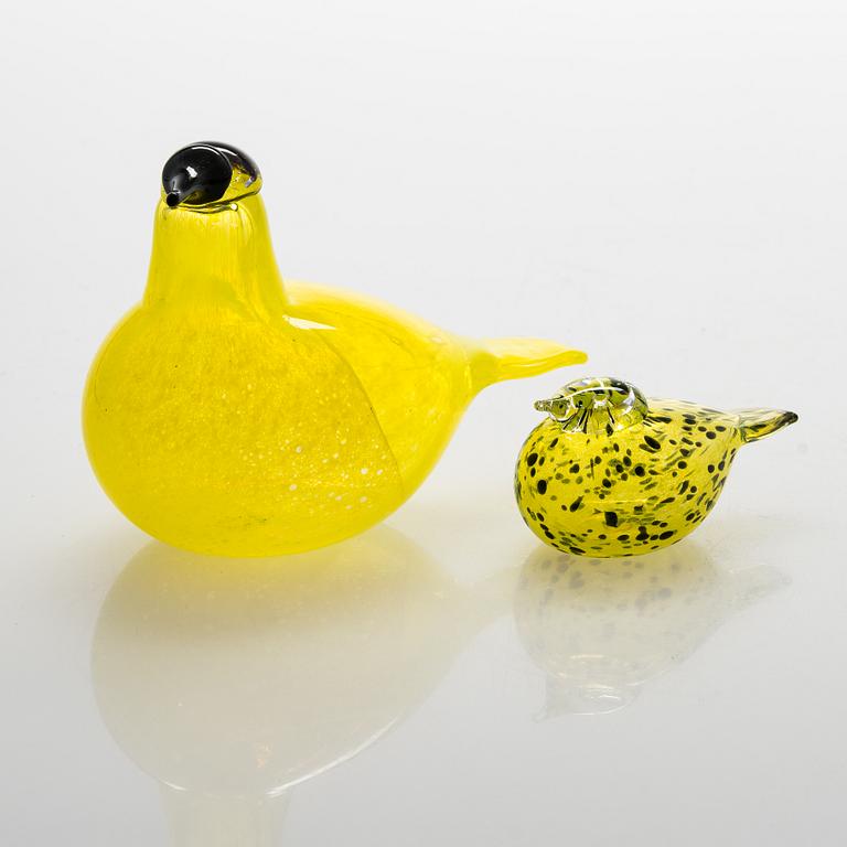 Oiva Toikka, Two glass birds. Marked O. Toikka Nuutajärvi, SSKK 2010 177/300.