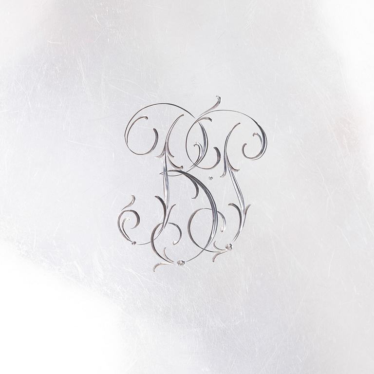 Uppläggningsfat, 4 st, och skålar, 2 st, silver, svenska, danska och finska stämplar 1918-1948, samt försilvrad coaster.