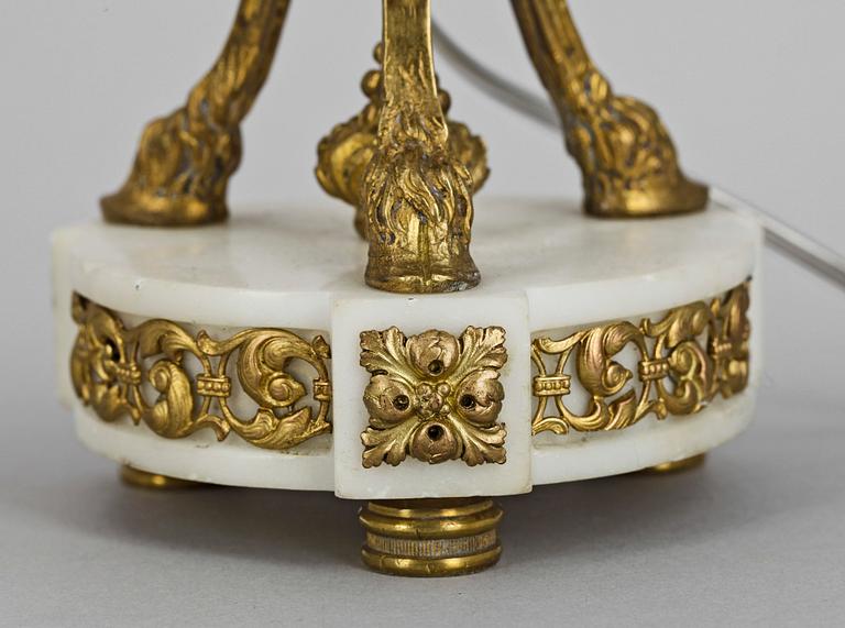 BORDSLAMPOR, ett par, marmor, mässing, Louis XVI-stil, 1900-talets början.