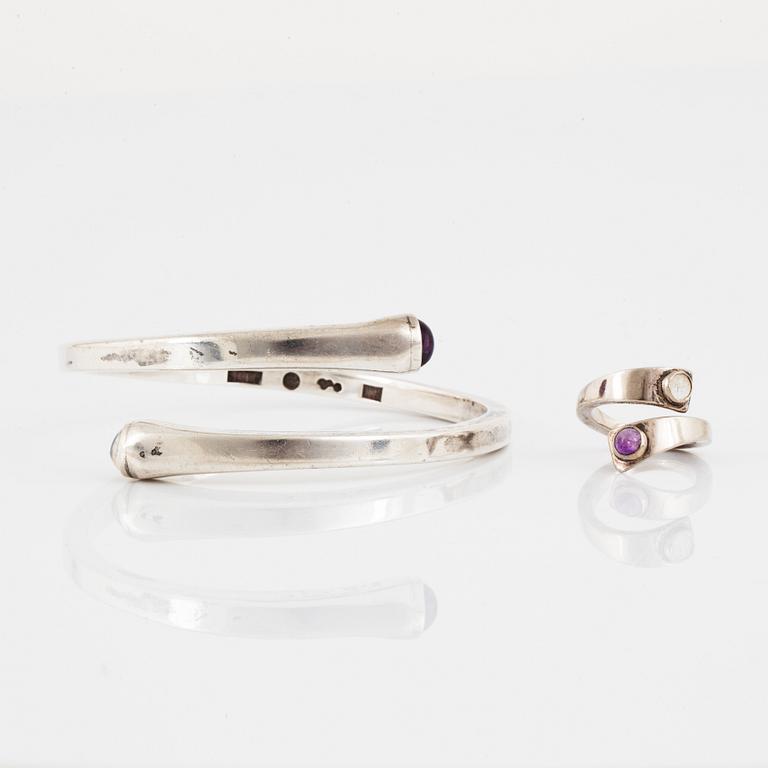 SVEN-ERIK HÖGBERG, Ring + Armring, silver med cabochonslipade stenar.