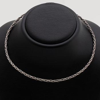 3 silvercollier, malakitkulor, pärlemor och rött stenämne, virad halsring Georg Jensen.