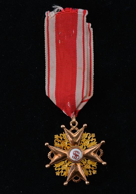 AN ORDER, St Stanislaus III degree with ribbon. 56 gold, enamel. St Petersburg 1908-17. Marked AK. Weight 10 g.